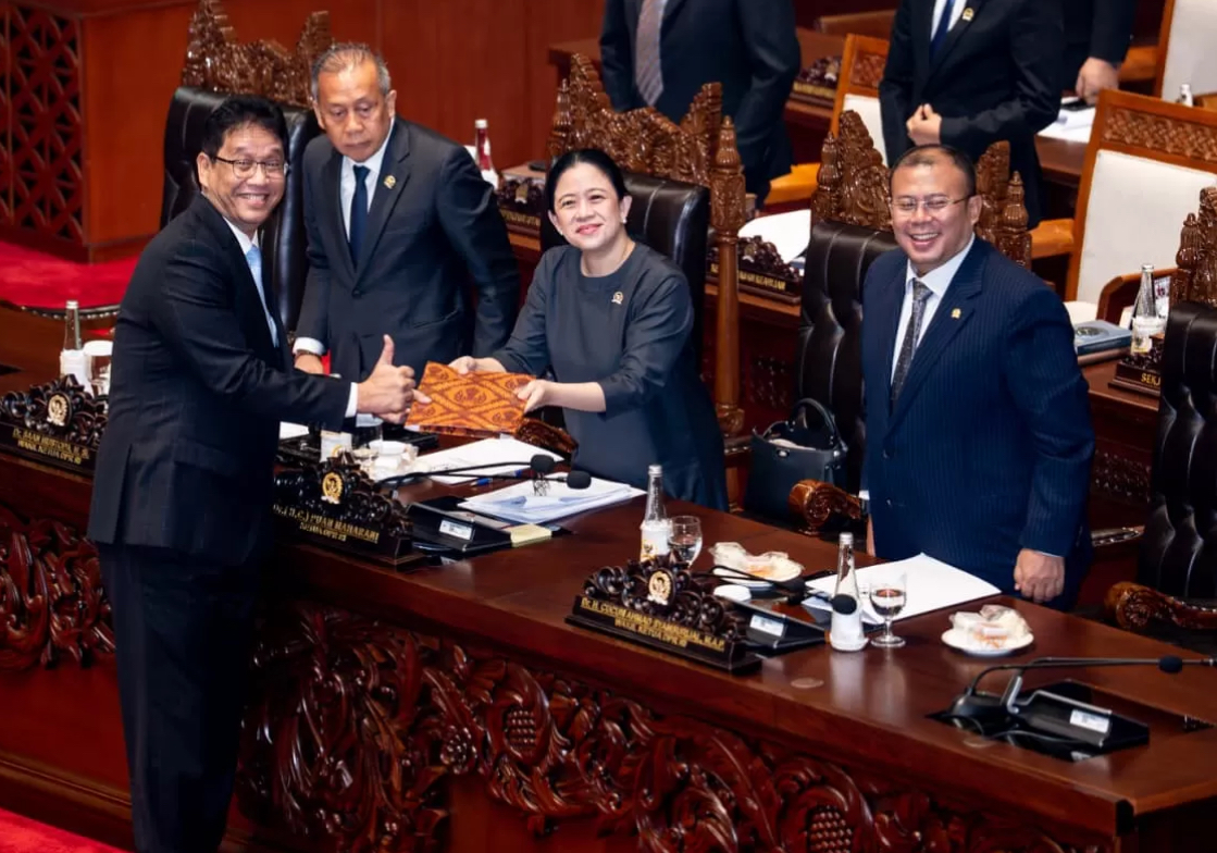 Ketua DPR RI Puan Maharani saat menerima pendapat akhir pemerintah terkait APBN 2026 dari Menteri Keuangan Purbaya Yudhi Sadewa di Kompleks Parlemen, Senayan, Jakarta, Selasa (23/9/2025).