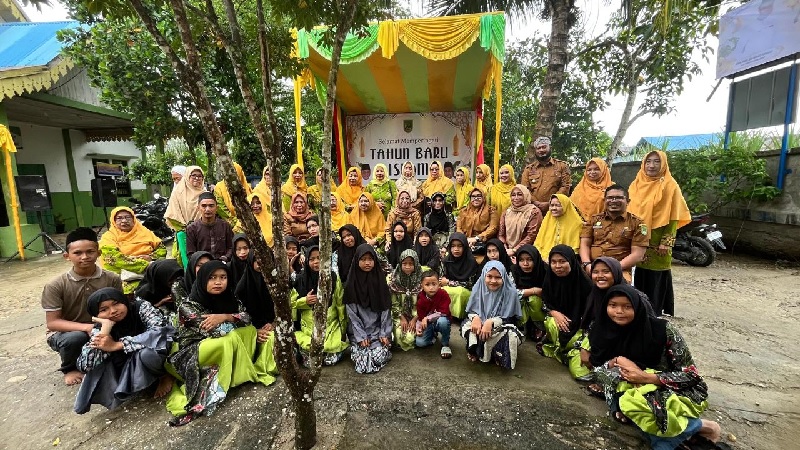 Kepala BKPSDM Rohil Yulisma bersama anak-anak PA Aisyiyah, sejumlah pejabat dan pengurus panti usai penyerahan santunan di Bagansiapiapi, Senin (22/9/2025).