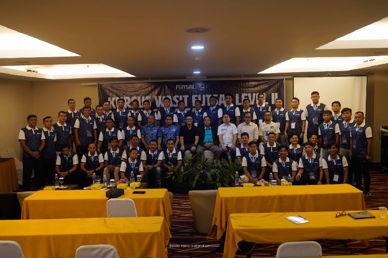 Para peserta dan instruktur kursus wasit futsal level II foto bersama usai pembukaan di Winstar Hotel Pekanbaru, Senin (22/9/2025).