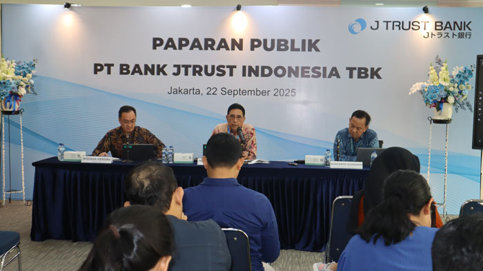 Direktur Keuangan dan Perencanaan J Trust Bank, Helmi A Hidayat dan  Direktur Bisnis J Trust Bank, Widjaja Hendra memaparkan kinerja J Trust Bank pada semester I di Jakarta, Senin (22/9/2025).