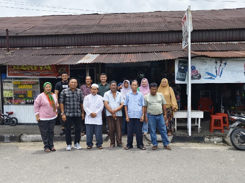 Juru bicara pemilik kios Pasar Bawah Teluk Kuantan, Kasmar Malven (dua dari kiri) bersama para pemilik kios usai pertemuan, Selasa (23/9/2025).