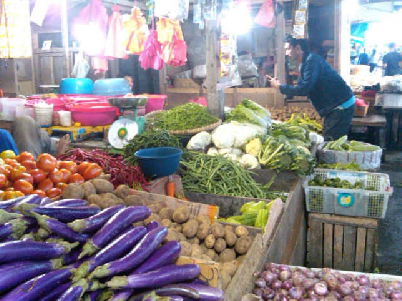 Suasana di pasar sayur Tembilahan Jalan Jendral Sudirman, Tembilahan, Inhil. Harga cabai sempat di angka Rp95 ribu per kg.