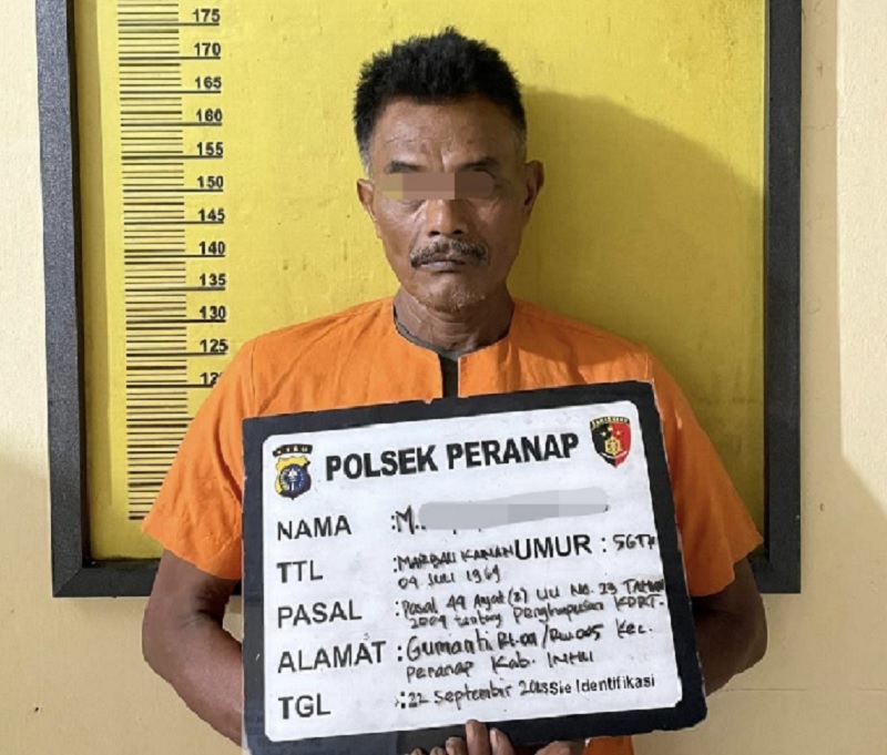 Tersangka penganiayaan istri berinisial MR saat diamankan Polsek Peranap, Selasa (22/9/2025).