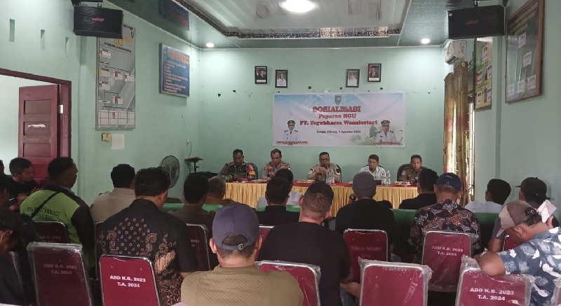 Masyarakat dan PT TKWL mengikuti sosialisasi dari Polres Bengkalis beberapa waktu lalu.