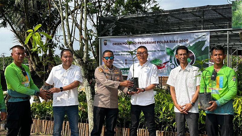 Karo SDM Polda Riau Kombes Pol Anissulah M Ridha menerima bibit pohon dari Wilmar Grup di BPP Rumbai, Pekanbaru, Rabu (24/9/2024).