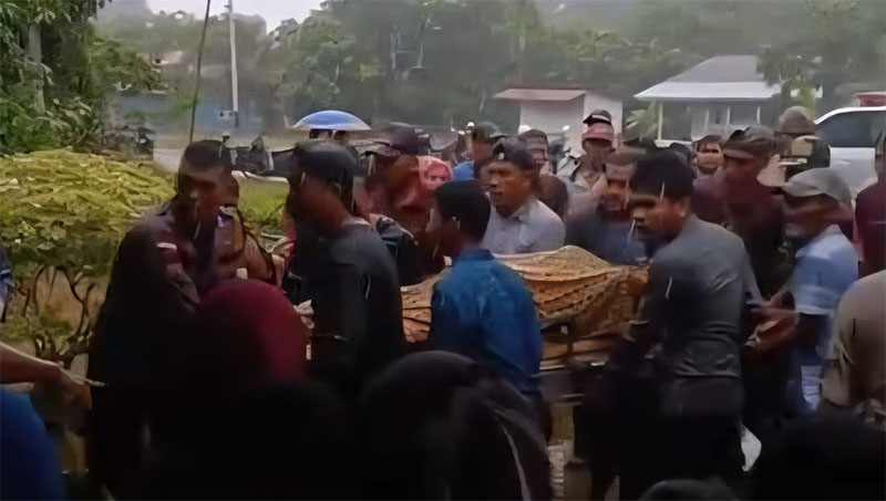 Warga membawa korban Alm Syahdani Ikram (20) yang ditemukan tak bernyawa di Perairan Rangsang, menuju ke rumah duka, Rabu (24/9/2025).