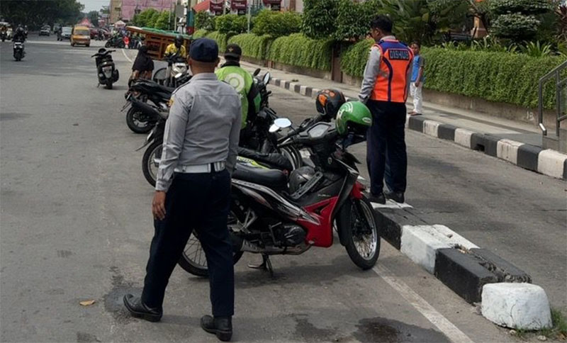 Petugas Dishub tertibkan parkir liar di depan STC Sudirman Pekanbaru