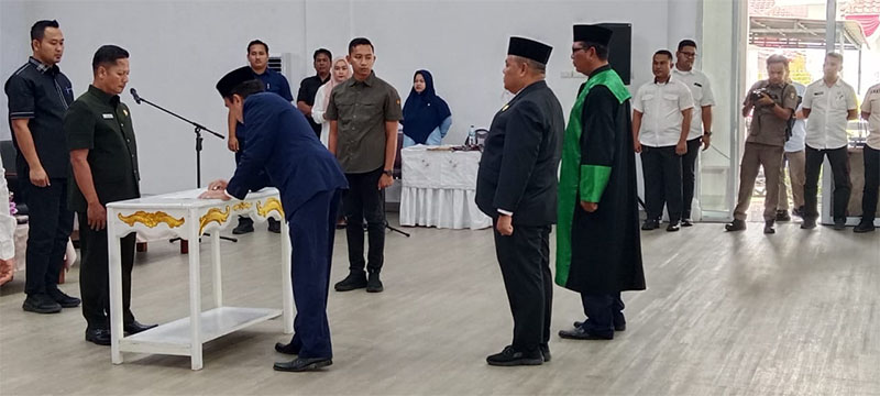 Wakil Bupati Kuansing, H Muklisin melantik dua orang pejabat eselon II di lingkungan Pemkab Kuansing, Rabu (24/9/2025) di pendopo rumah dinas jabatan Bupati.