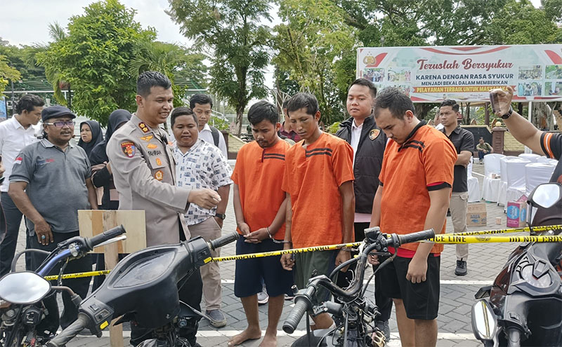 Kapolres Inhu, AKBP Fahrian Saleh Siregar SIK MSI saat menginterogasi sejumlah pelaku dan menunjukkan sepeda motor yang dicuri, Selasa (24/9/2025).