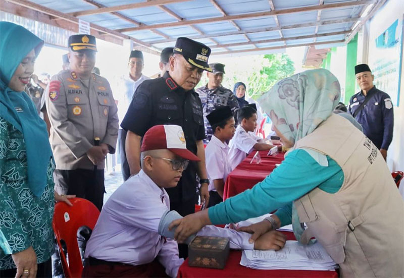 Pemeriksaan kesehatan gratis yang dimpimpin oleh Bupati H Asmar di salah satu sekolah yang berlangsung pada pertengahan bulan lalu.