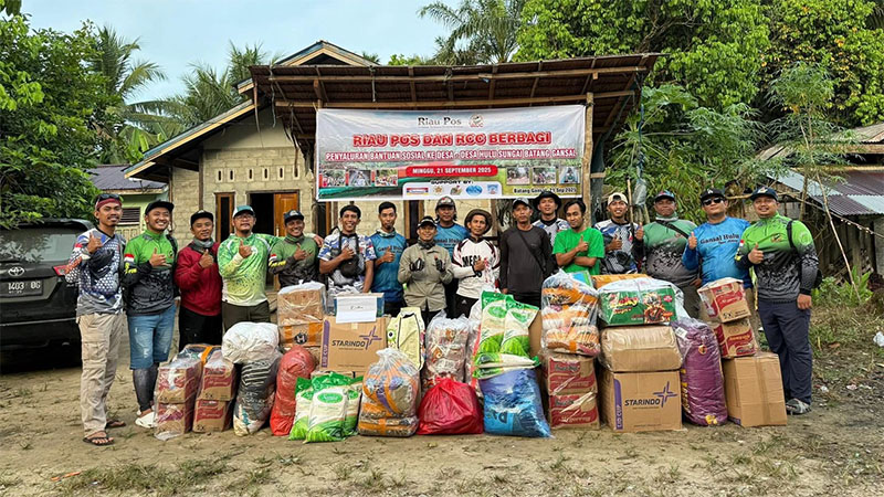 Tim Riau Pos bersama Rengat Castinger Community (RCC) foto bersama sebelum menyalurkan bantuan untuk warga dipedalaman Kecamatan Batang Gansal, Ahad (21/9/2025).