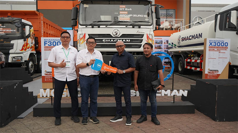 Direktur MC Group Dirmanto Chang (dua kiri) melakukan serah terima kunci kepada perwakilan perusahaan yang membeli produk unggulan yaitu Shacman Truck, Sabtu (19/9/2025) lalu.