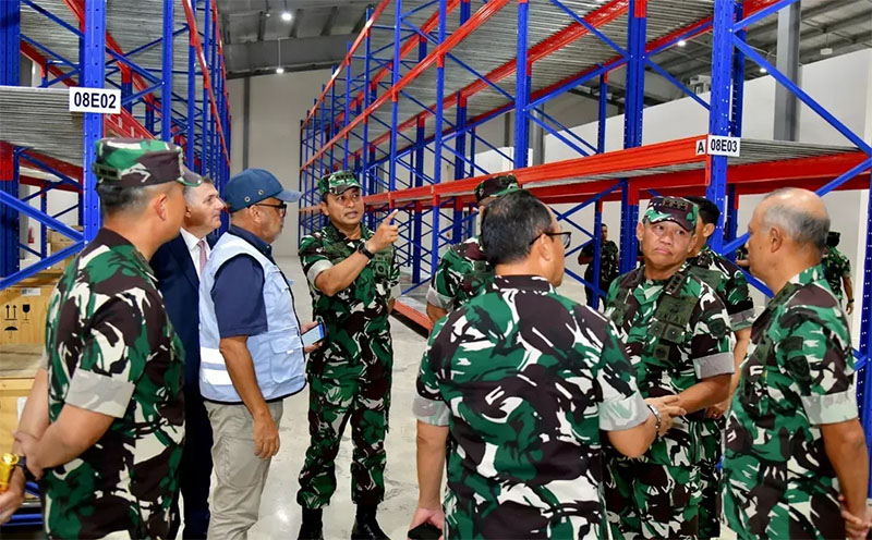 KSAU Marsekal M Tonny Harjono memeriksa kesiapan Lanud TNI AU Roesmin Nurjadin Pekanbaru sebelum kedatangan pesawat tempur generasi 4.5, Dassault Rafale, ke Indonesia.