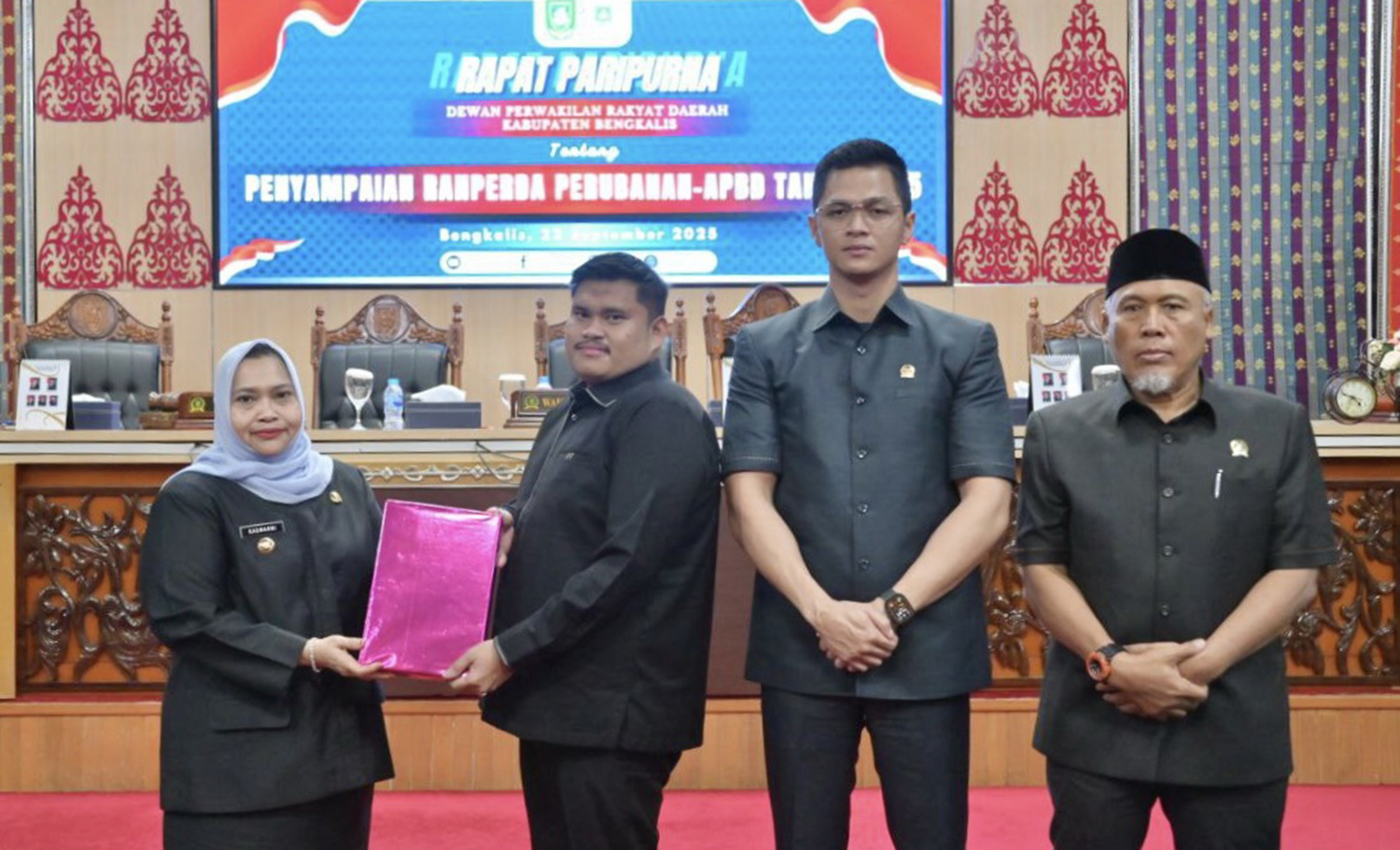 Bupati Bengkalis Kasmarni menyerahkan nota keuangan Ranperda APBD-P 2025 kepada Ketua DRPD Bengkalis Septian Nugraha, Senin (22/9/2025) malam.