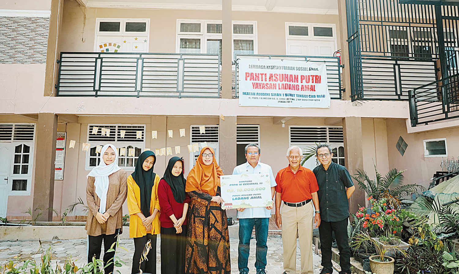 Kasubbag Humas PTPN IV Regional III Adry Syah Putra (tiga kanan) menyerahkan bantuan dana Rp10 juta kepada Ketua Panti Asuhan Putri Ladang Amal Pekanbaru Sri Hatika, Selasa (23/9/2025).