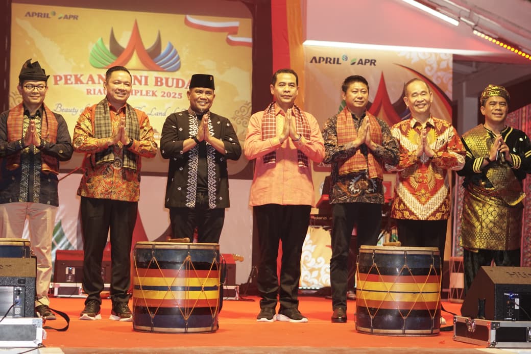 Bupati dan Wabup Pelalawan didampingi Chief Operating Officer (COO) RAPP dan Manajemen RAPP pada saat penbukaan Pekan Seni Budaya 2025