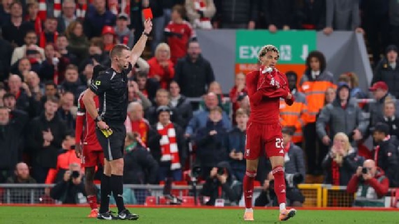 Hugo Ekitike menerima kartu merah setelah merayakan gol kemenangannya untuk Liverpool melawan Southampton.