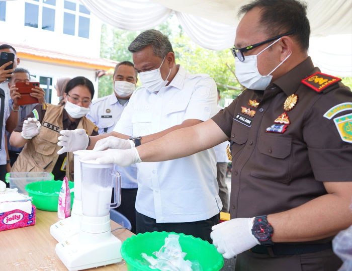 Kajari Rohul Dr Rabani Meryanto Halawa SH MH (kanan) didampingi Bupati Rohul Anton ST MM memusnahkan BB sabu dengan cara direndam air yang diblender di halaman Kantor Kejari Rohul, Rabu (24/9/2025).