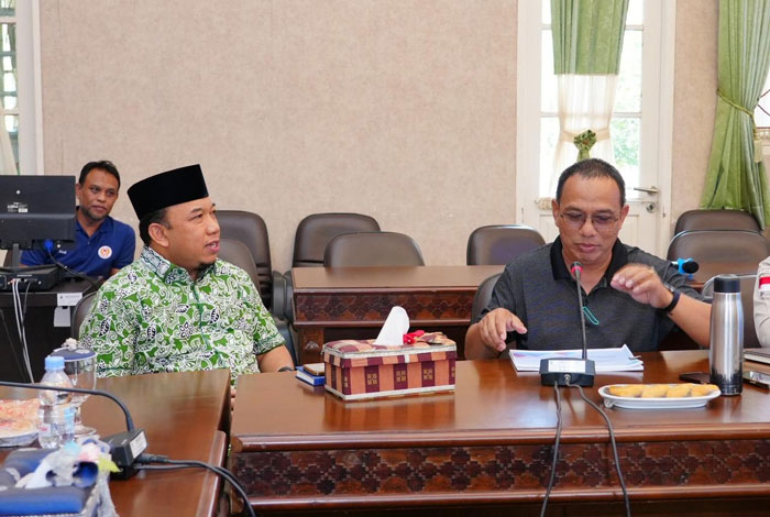 Budhi Yuwono menjabat Plt Ketua Umum KONI Siak, di sampingnya Husni Merza, dalam rapat pleno di Siak, dihadiri seluruh pengurus, Kamis (4/9/2025).