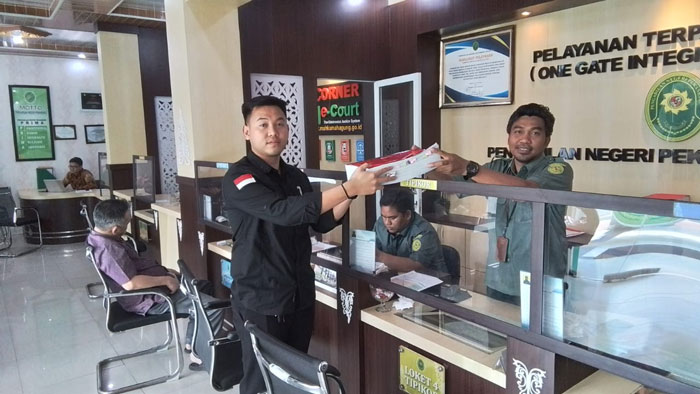 Penyidik Tipidsus Kejari Pelalawan serahkan pelimpahan berkas perkara dugaan korupsi dana PSR TA 2020 senilai Rp1,25 miliar ke Pengadilan Tipikor pada PN Pekanbaru, Rabu (24/9/2025).
