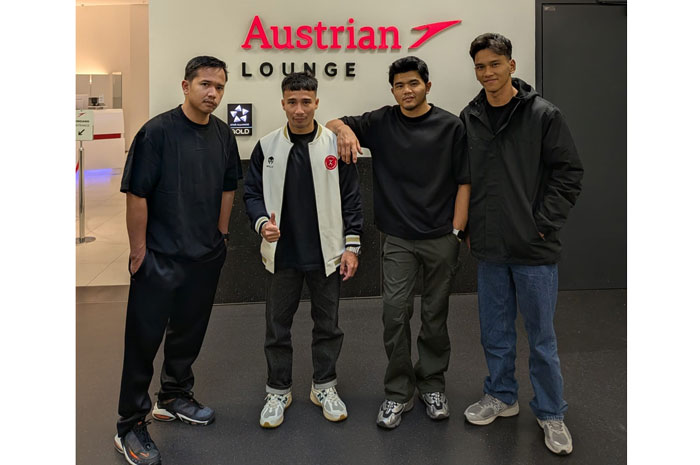 Tiga pesenam Riau yang masuk Pelatnas) SEA Games 2025 Agung Suci Tantio Akbar, Abiyu Rafi, dan M Aprizal foto bersama pelatih Muhammad Try Saputra saat tiba di Wina, Austria, Rabu (24/9/2025).