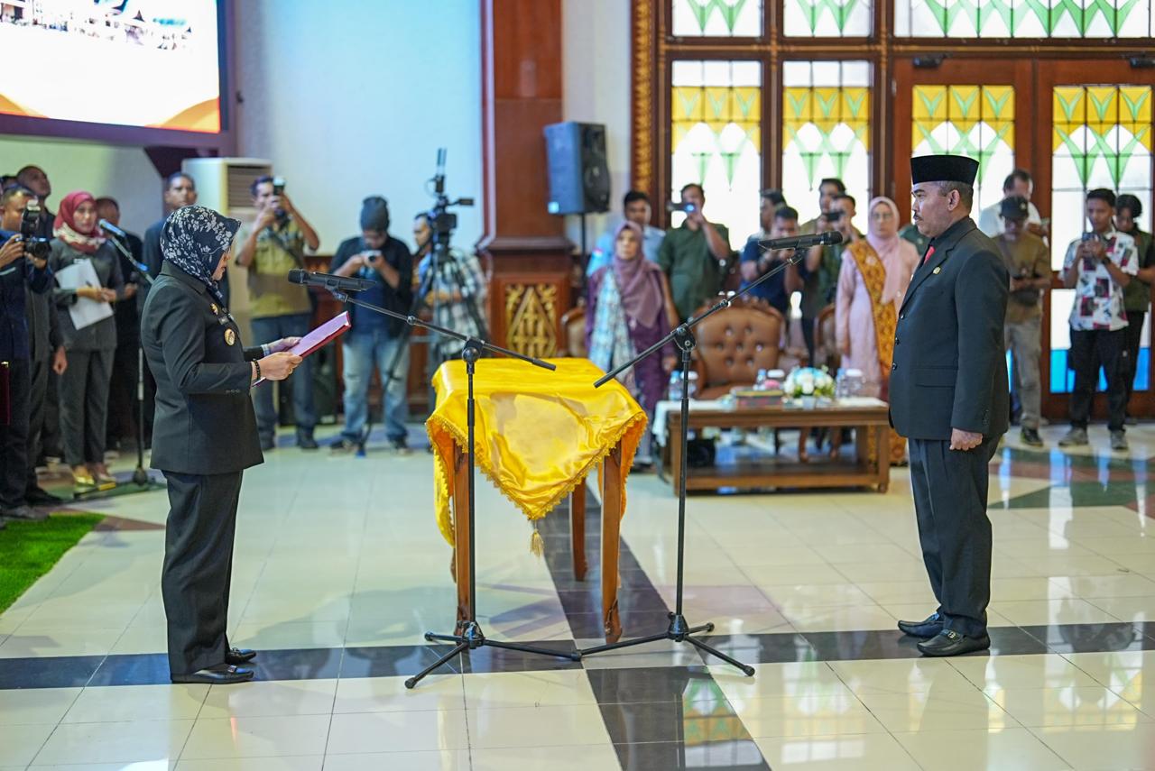 Bupati Siak Afni Z saat melantik Sekda Mahadar di Gedung Raja Indra Pahlawan Lantai 2 Kantor Bupati Siak, Rabu (24/9/2025).