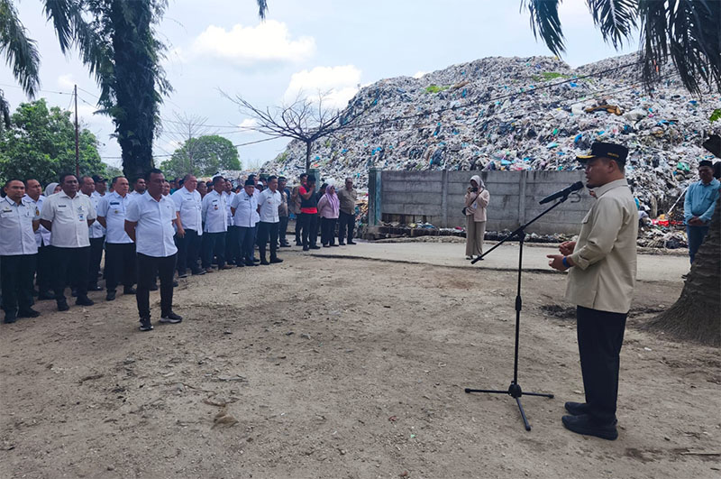 Wako Pekanbaru Agung Nugroho membawa seluruh camat dan lurah se Pekanbaru ke TPA Muara Fajar, Kamis (25/9/2025).
