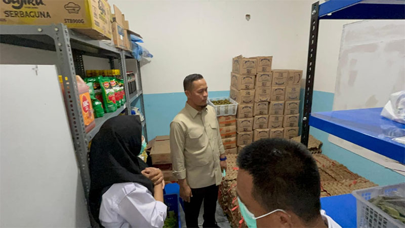 Wako Pekanbaru Agung Nugroho meninjau dapur MBG di Kecamatan Marpoyan Damai, Kamis (25/9/2025).