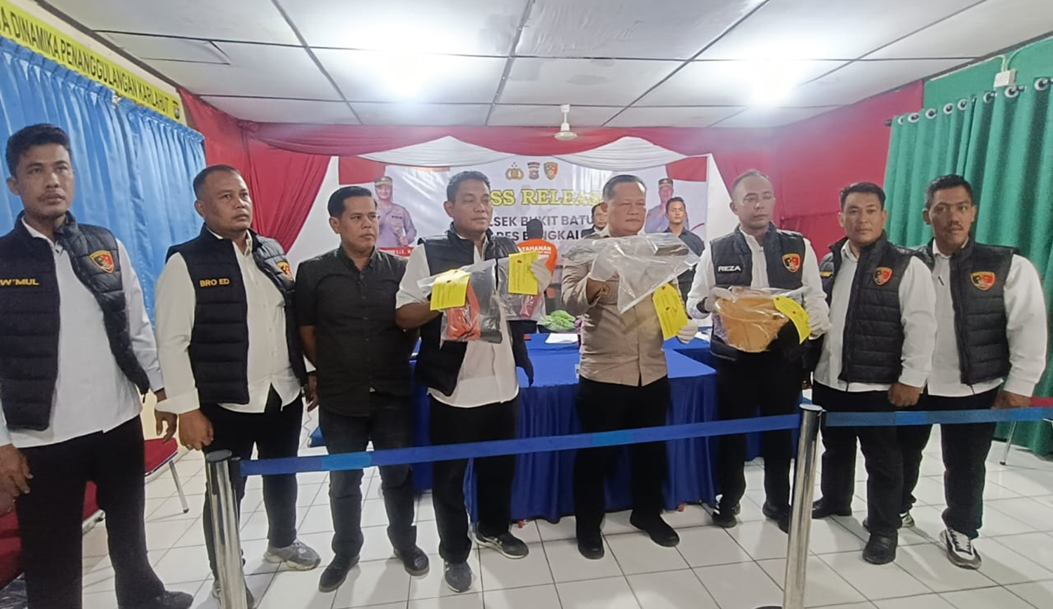 Kapolsek Bukit Batu Kompol Rohani menyampaikan keterangan kasus pembunuhan operator kapal besi di Polsek Bukitbatu saat ekspose, Rabu (24/9/2025).&nbsp;