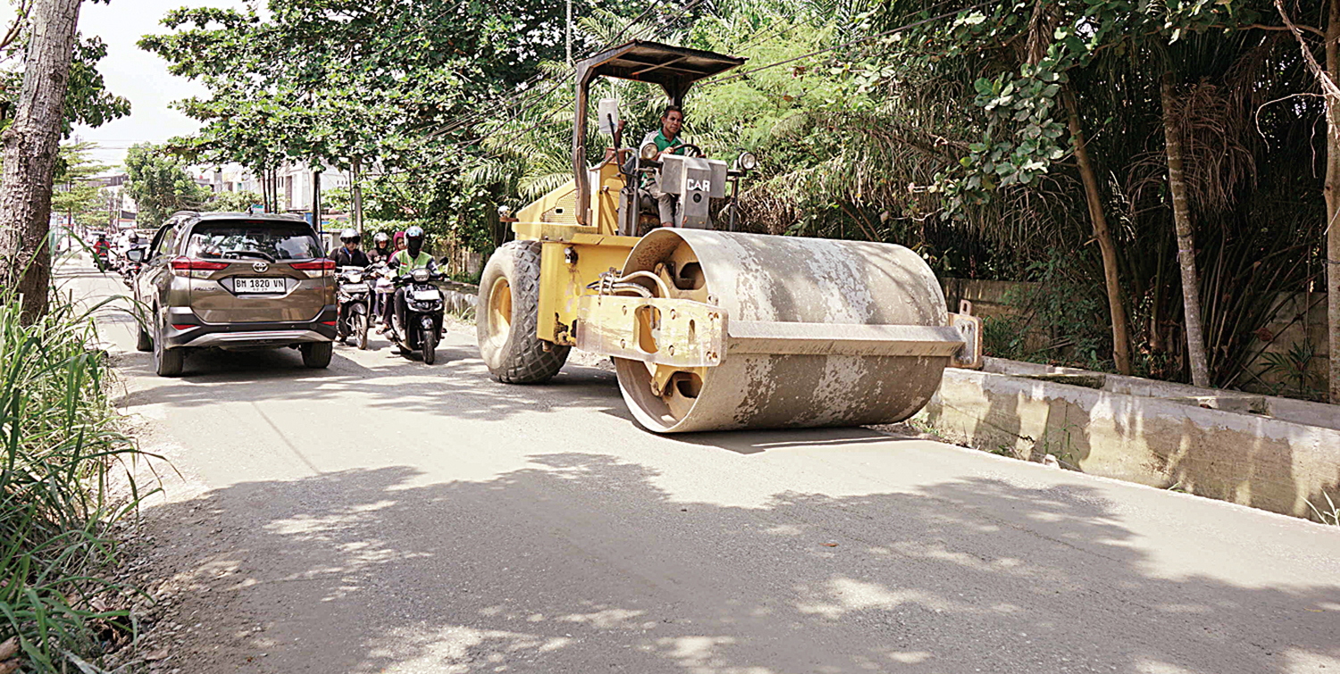 Perbaikan Jalan : Pekerja menggunakan alat berat melakukan perbaikan Jalan Srikandi Kec Binawidya Pekanbaru, Selasa (23/9/2025). Ft : EVAN GUNANZAR/RIAU POS