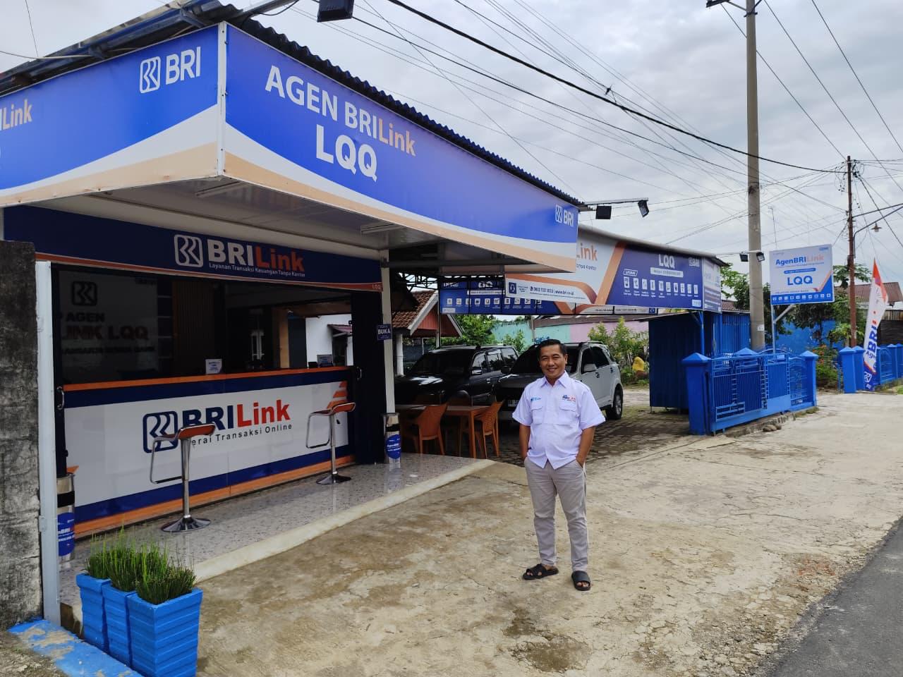 Ruko AgenBRILink LQQ milik Ujang Mahmudi melayani masyarakat lebih nyaman dan aman bagi nasabah untuk transaksi perbankan