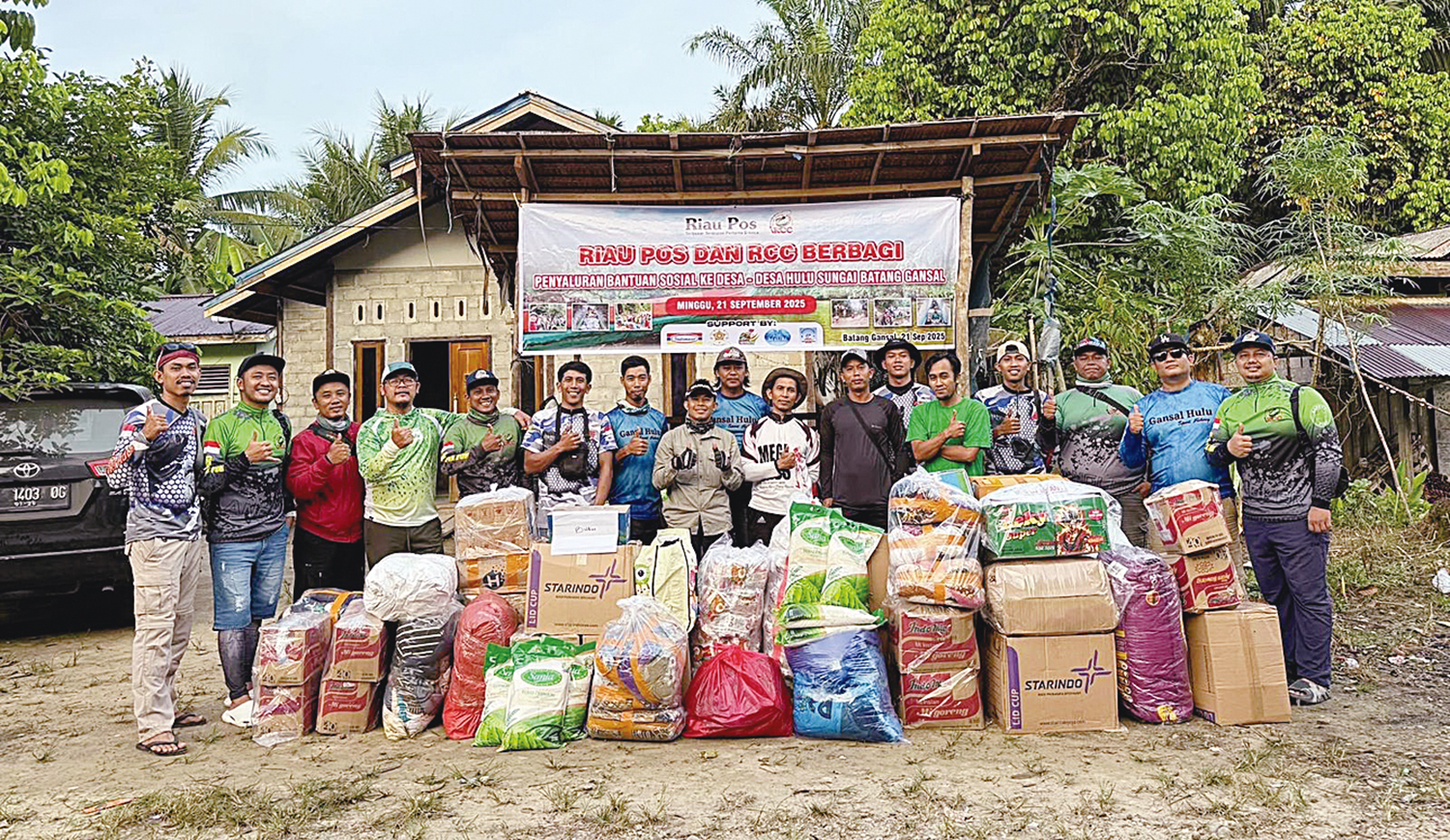 Direktur Utama Riau Pos Ahmad Dardiri (empat kiri) bersama Rengat Castinger Community foto bersama sebelum menyalurkan bantuan untuk warga di pedalaman Kecamatan Batang Gansal, Inhu, Ahad (21/9/2025).