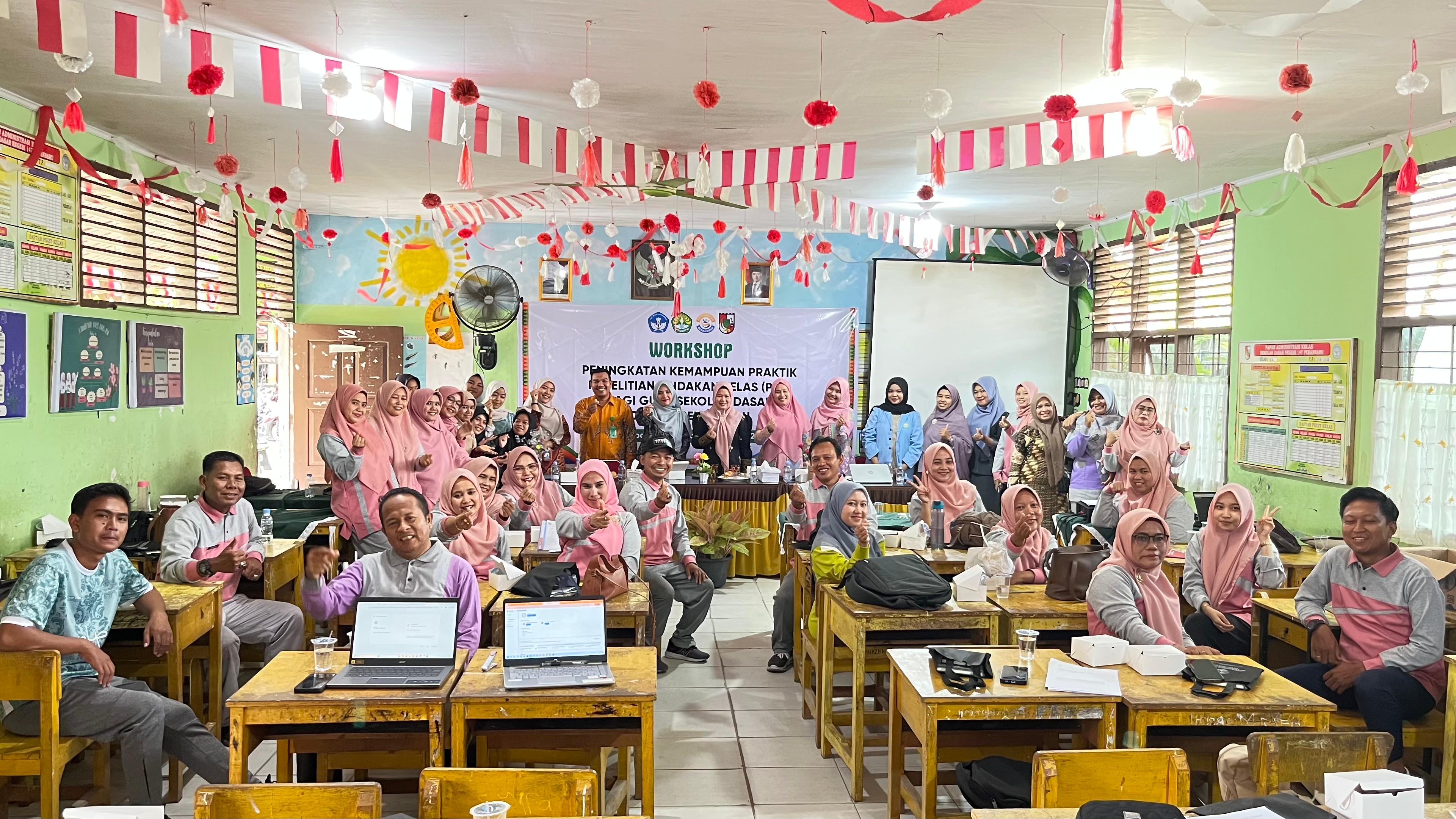 Tim dosen pengabdian Unri foto bersama usai worskshop PTK bagi guru SD di Kota Pekanbaru, Sabtu (20/9/2025).