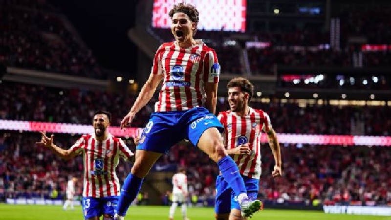 Hattrick Julian Alvarez menghasilkan tiga poin berharga bagi Atl&eacute;tico Madrid melawan Rayo Vallecano.