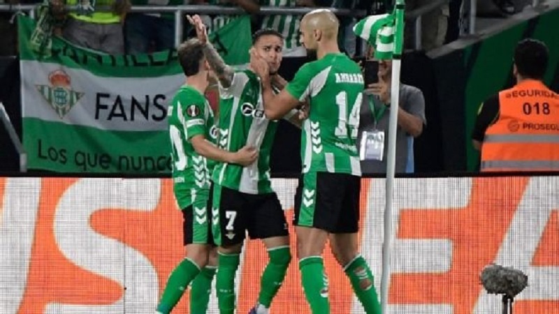 Antony merayakan golnya untuk membawa Real Betis meraih hasil imbang melawan Nottingham Forest.