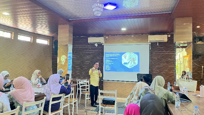 Ketua Tim  Penelitian Dr Hendri Marhadi SE MPd  saat memberikan materi Deep Learning Berbasis Batobo di SDN 105 Pekanbaru, Jumat (29/8/2025).
