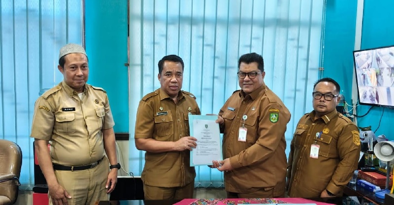 Direktur RSUD Bengkalis, Azahari Effendi bersama Kadisdukcapil, Ismail menjalin kerja sama pemanfaatan data kependudukan di Kantor Disdukcapil Bengkalis, Rabu (24/9/2025).