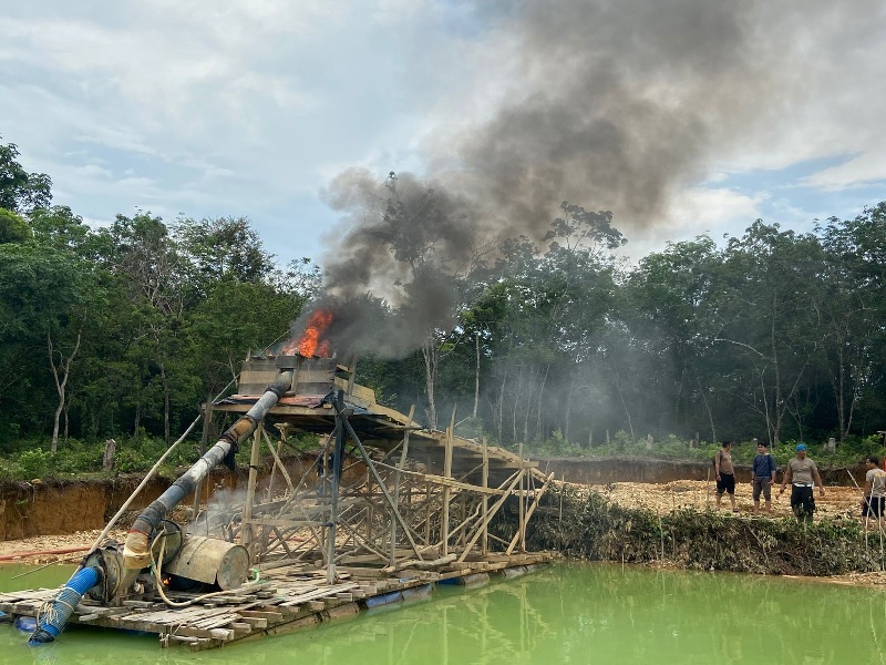 Polsek Kuantan Hilir membakar rakit-rakit PETI di beberapa desa di Kecamatan Kuantan Hilir Seberang, dalam penertiban Rabu (24/9/2025).