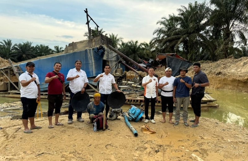 Satreskrim Polres Kampar kembali mengungkap kasus penambangan emas tanpa izin (PETI) di Desa Lipat Kain, Kecamatan Kampar Kiri, Kabupaten Kampar, Rabu siang (24/9/2025).
