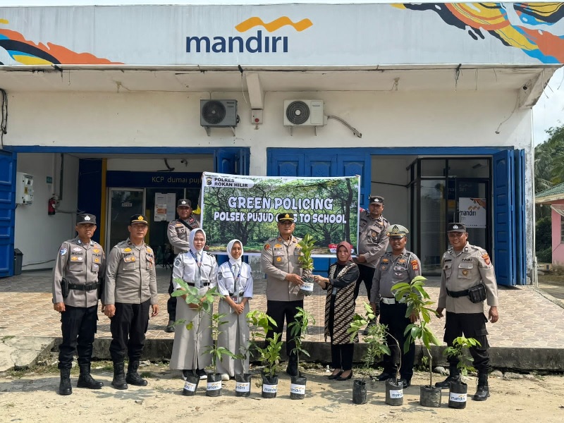 Kapolsek Pujud AKP Boy Setiawan menyerahkan bibit pohon pada kegiatan green policing di lingkungan Bank Mandiri di jalan Lintas Menggala Tanjung Medan Kepenghuluan Teluk Nayang, Pujud.