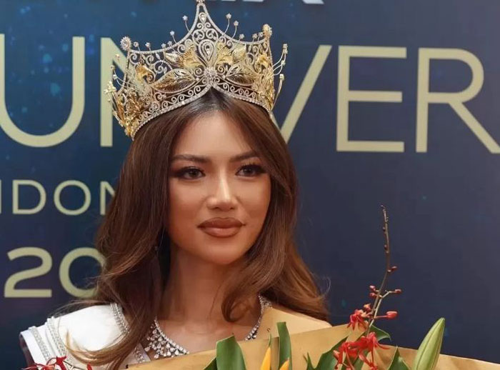 Sanly Liu berhasil dinobatkan sebagai Miss Universe Indonesia 2025.
