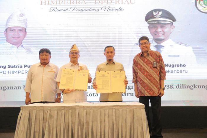Wako Agung menerima penghargaan sebagai kepala daerah pertama di Provinsi Riau yang menerapkan SKB 3 Menteri tentang Percepatan Pelaksanaan Program Tiga Juta Rumah
