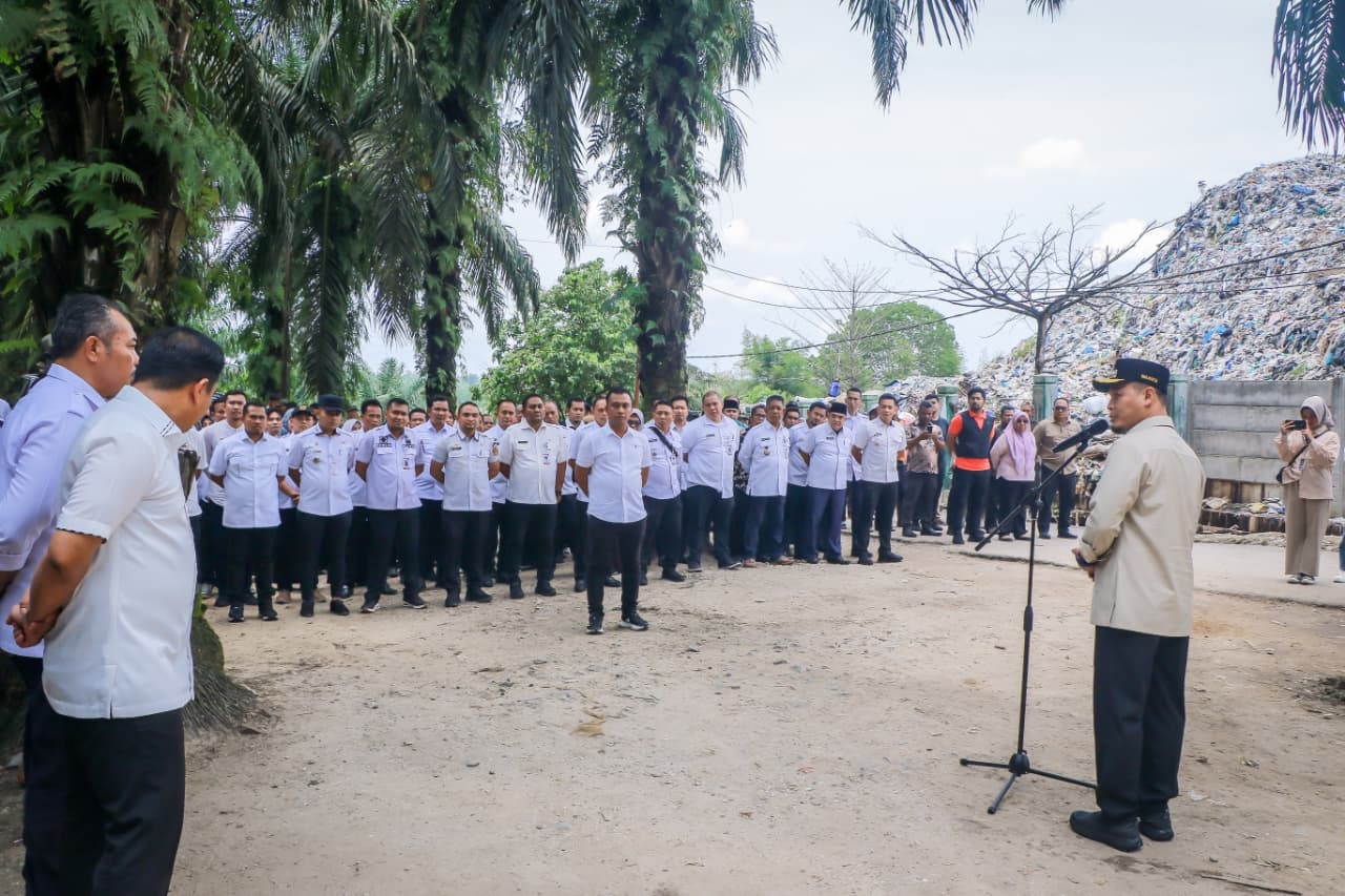 Wali Kota Pekanbaru Agung Nugroho memberikan pengarahan saat memimpin apel bersama camat dan lurah se-Pekanbaru di TPA Muara Fajar, Kamis (25/9/2025).