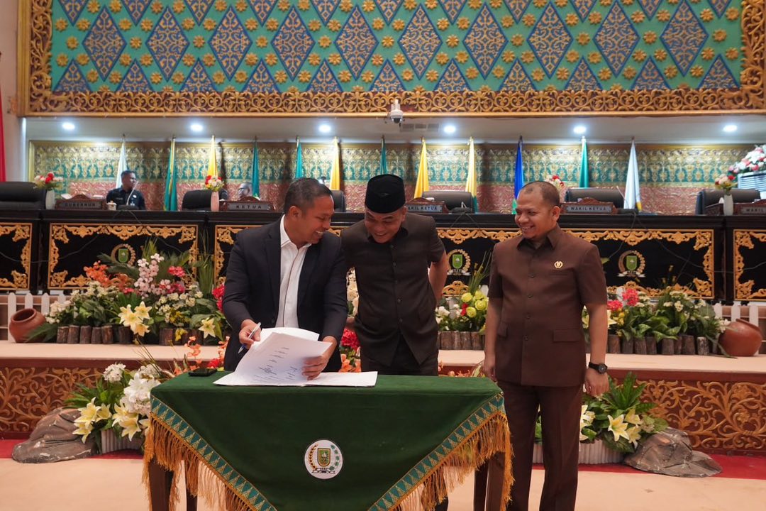 Gubernur Riau Abdul Wahid dan Ketua DPRD Riau Kaderismanto didampingi Wakil Ketua II DPRD Riau Ahmad Tarmizi saat meneken Memorandum of Understanding Kebijakan Umum Anggaran Plafon Prioritas Anggaran
