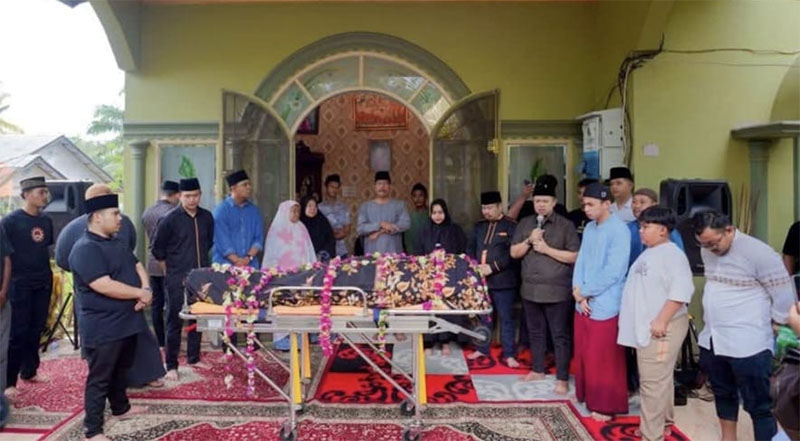 Almarhum Al Azmi saat disemayamkan di rumah duka di Kecamatan Pinggir sebelum diantar ke pemakaman umum, Kamis (25/9/2025) sore.
