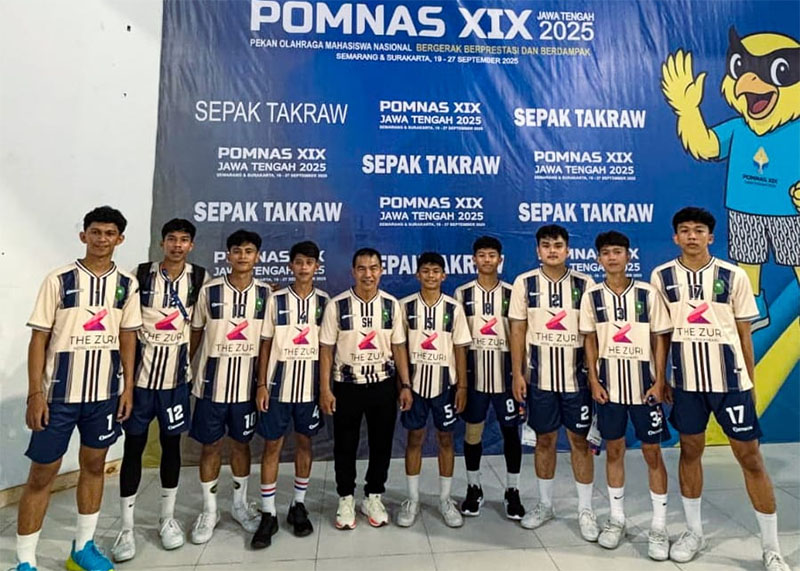 Tim Sepak Takraw Mahasiswa Provinsi Riau yang akan berlaga pada ajang Pomnas XIX di Solo, foto bersama memakai jersey resmi yang di-support oleh The Zuri Hotel Pekanbaru.