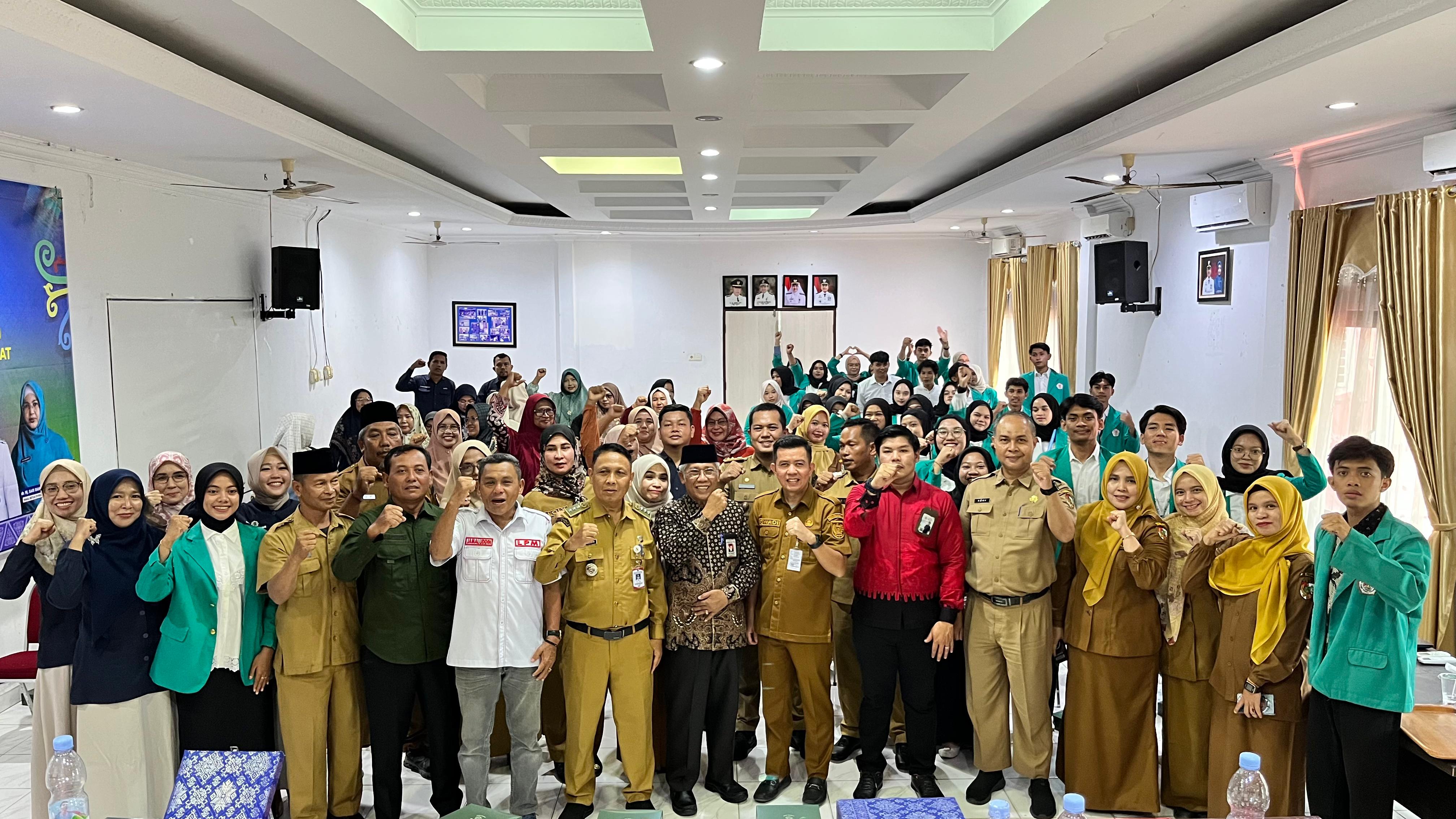 Para pimpinan UHTP, pimpinan Kecamatan Rumbai Barat, mahasiswa PBL UHTP foto bersama usai penutupan PBL, Senin (22/9/2025).