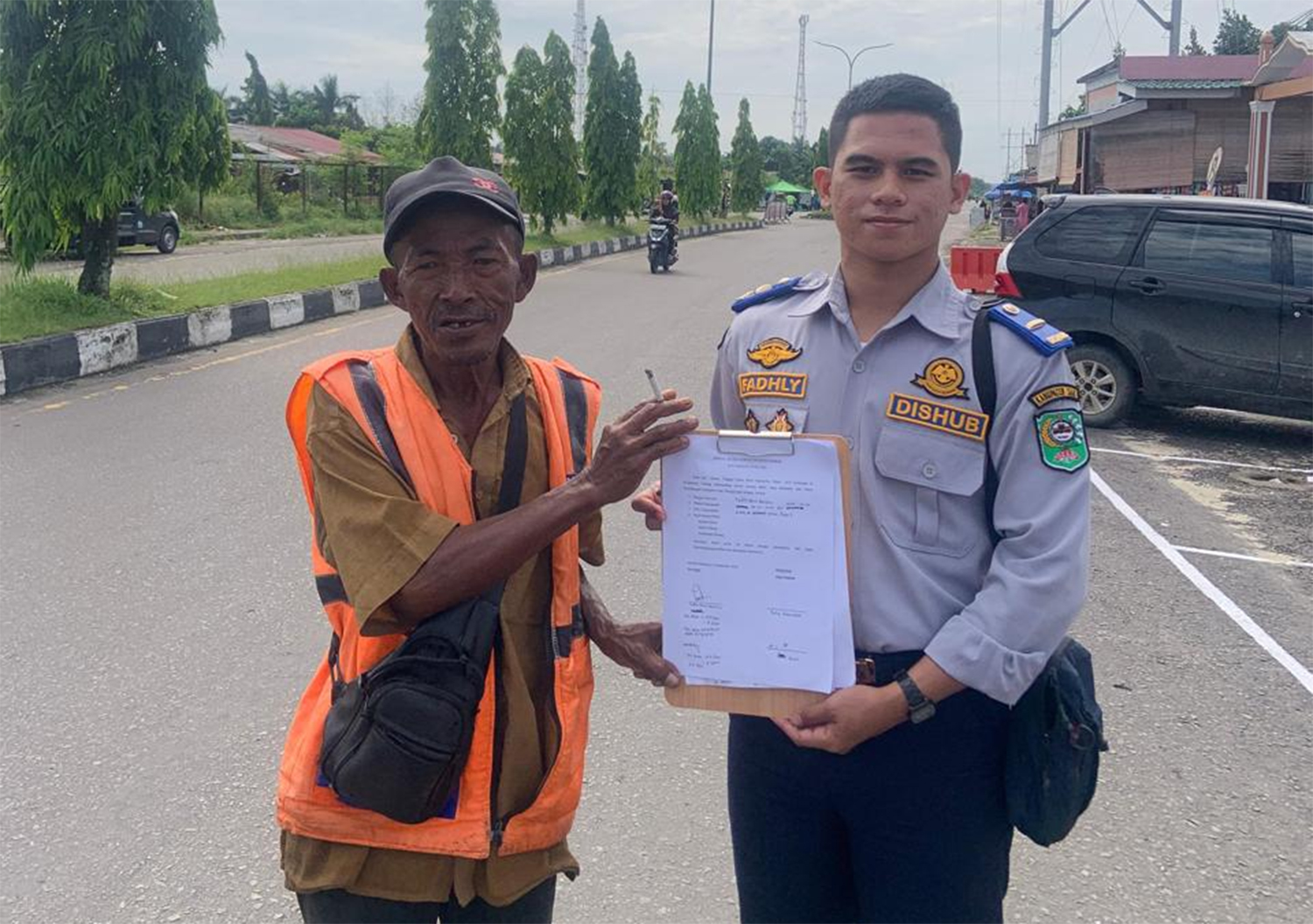 Petugas Dishub mendata pengelolaan parkir melalui juru parkir di Perawang, Kecamatan Tualang, Kamis (25/9/2025).