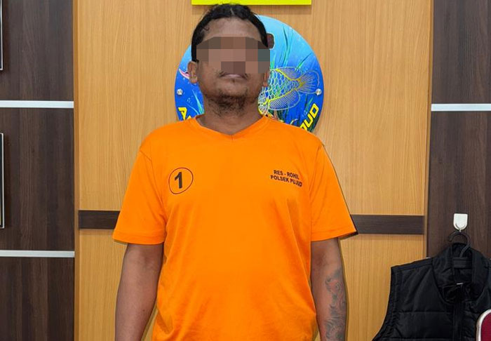 Tersangka Fendos diamankan di Mapolsek Pujud.