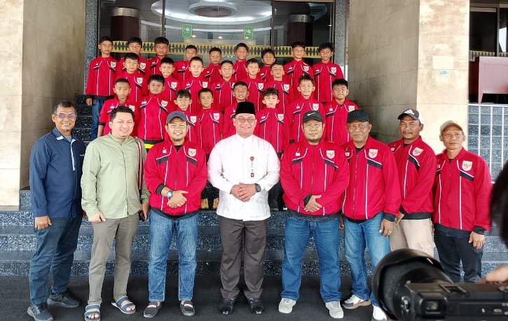 Sekdaprov Riau Syahrial Abdi bersama pelatih, manajemen dan pemain EBR United yang akan mewakili Indonesia dalam Malaysia Borneo Cup, Jumat (26/9/2025).